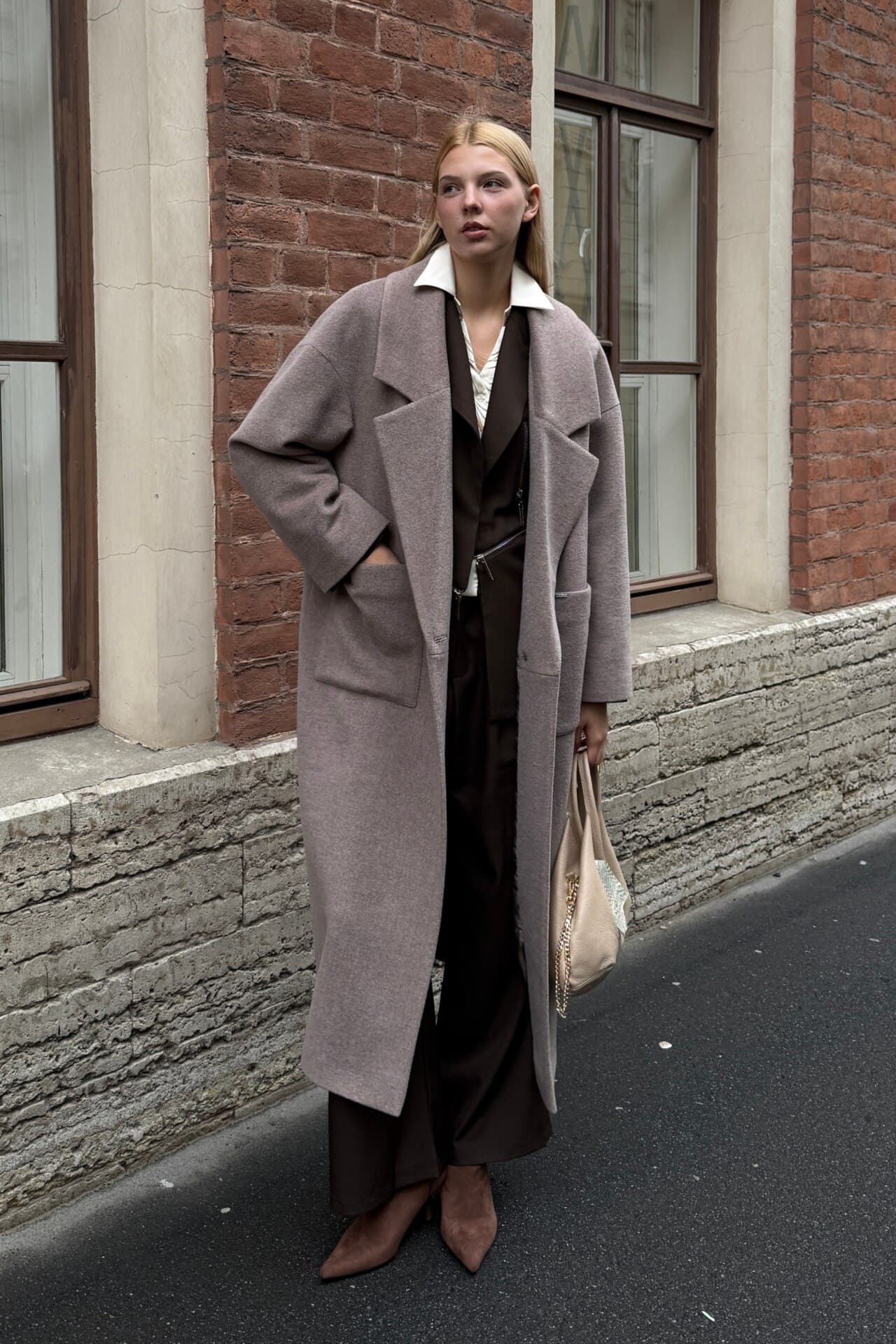 элегантный костюм из блузы и юбки