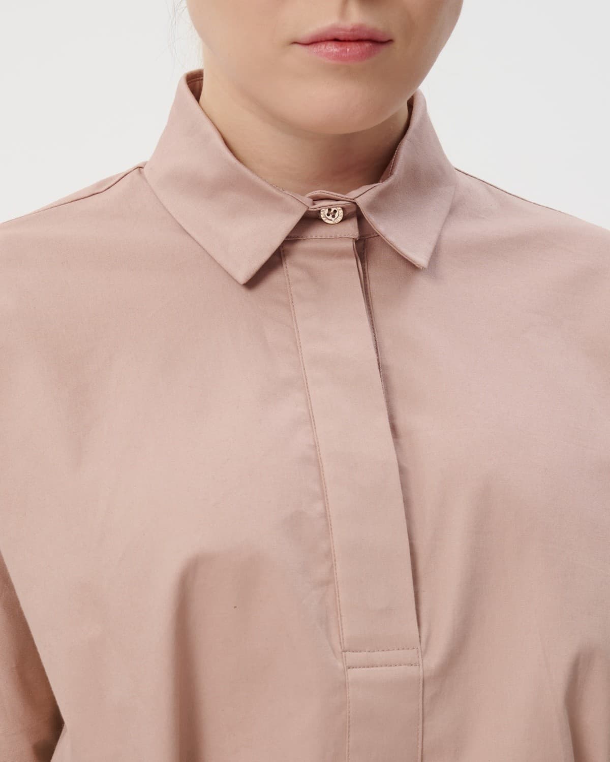 элегантный костюм из блузы и юбки