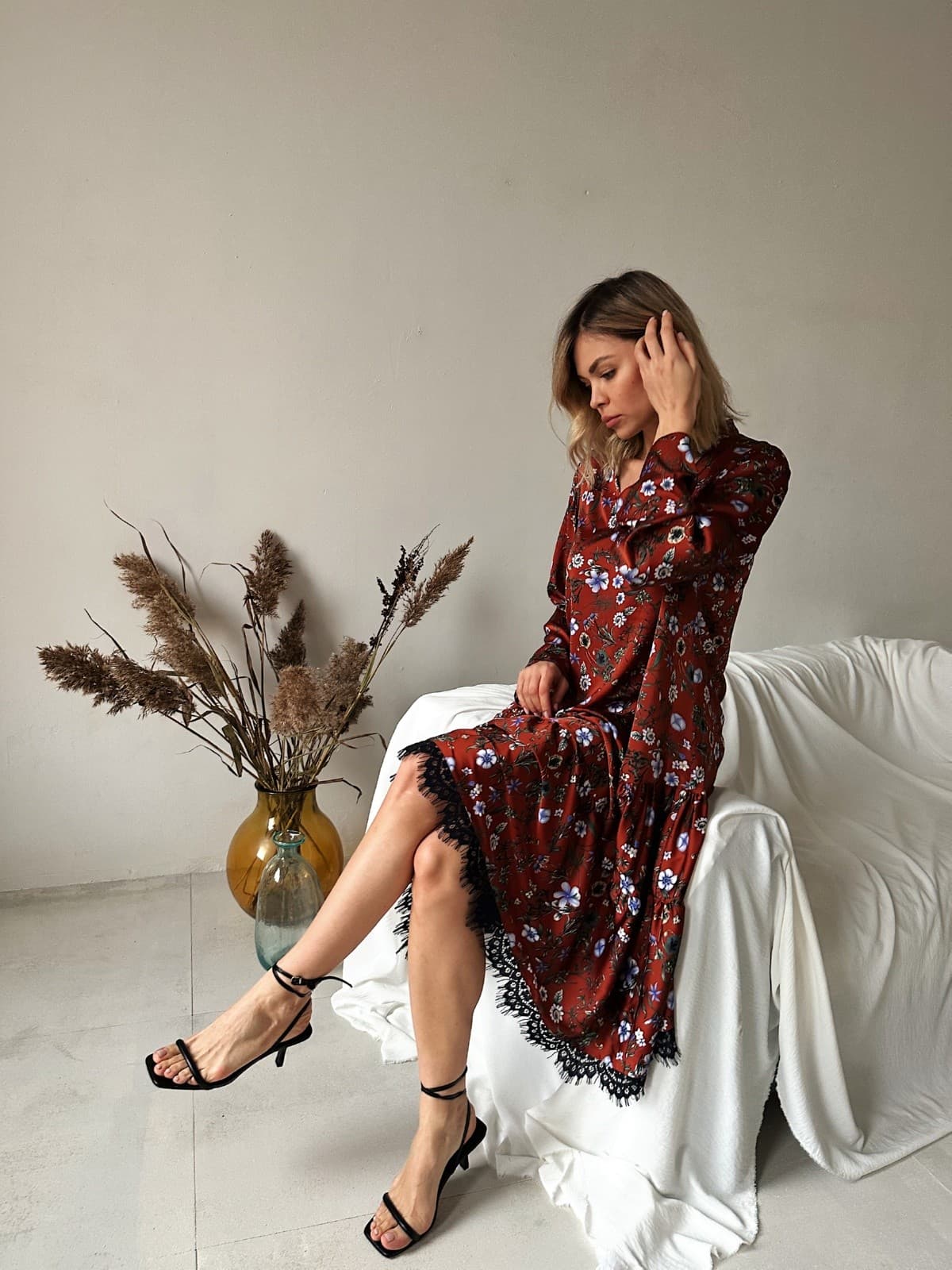 платье а-силуэта с кружевом