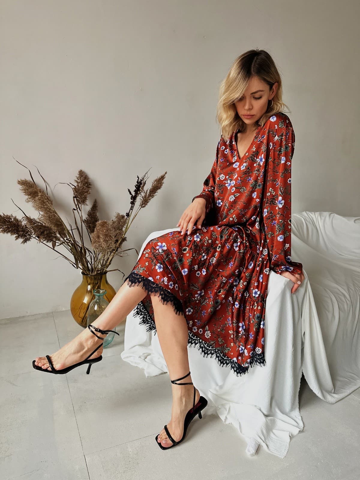 платье а-силуэта с кружевом