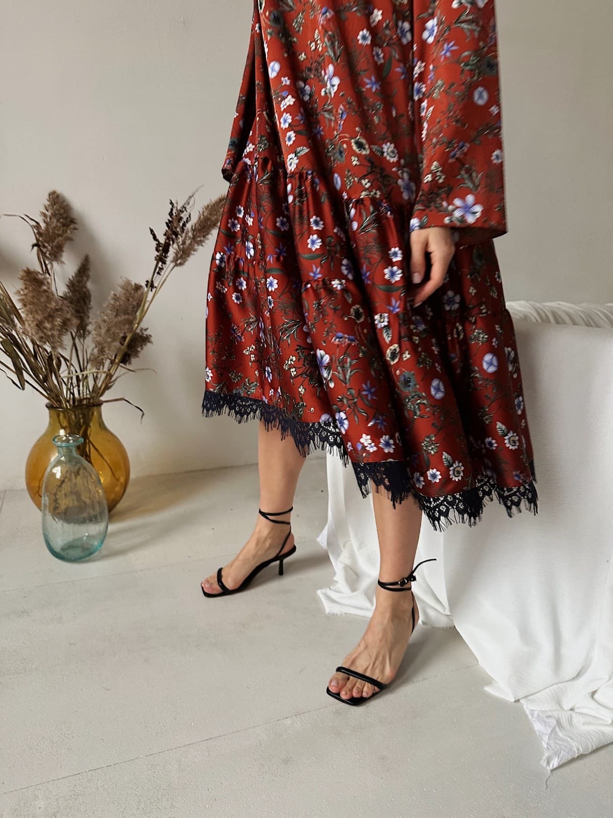 платье а-силуэта с кружевом