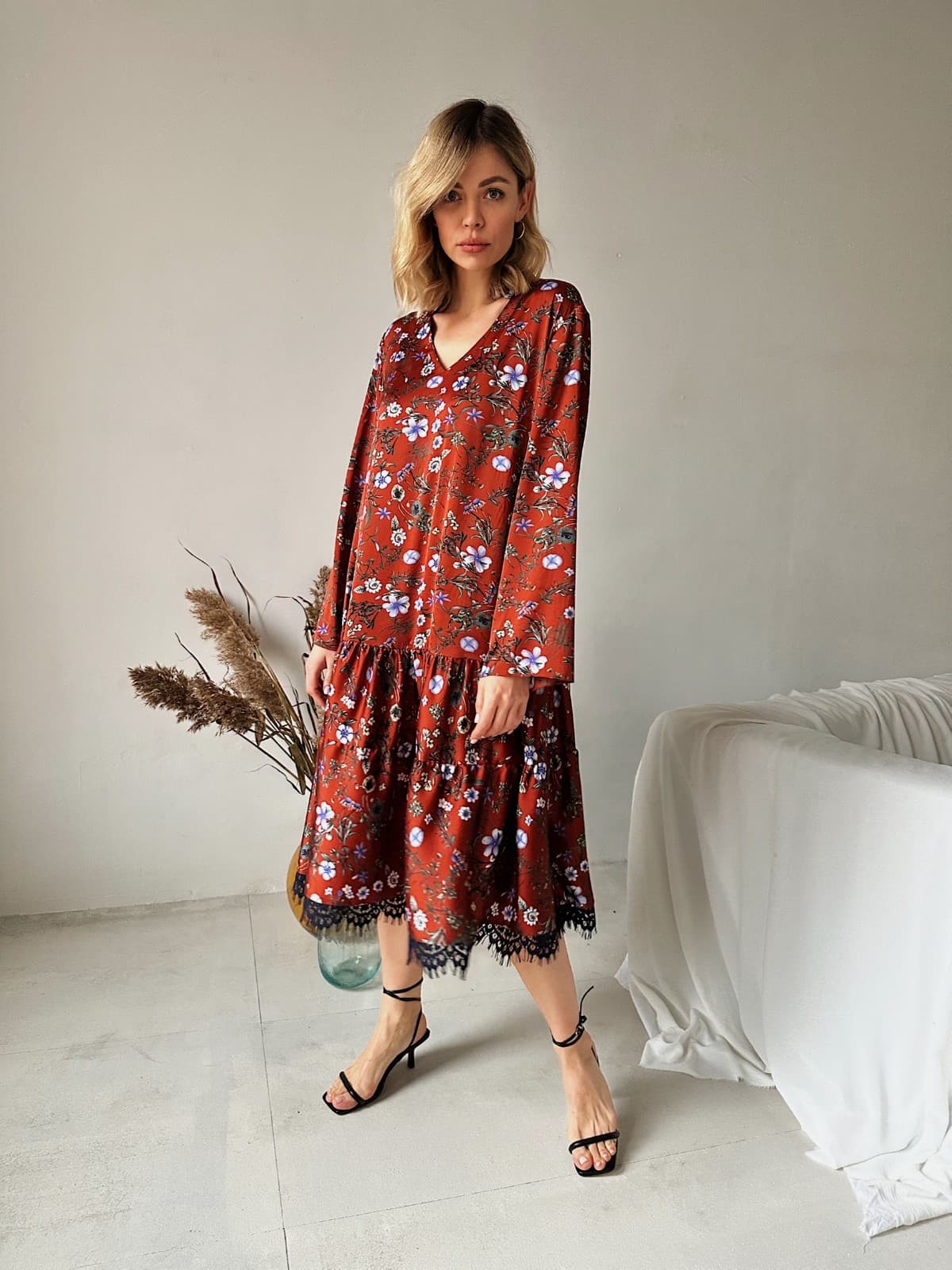 платье а-силуэта с кружевом