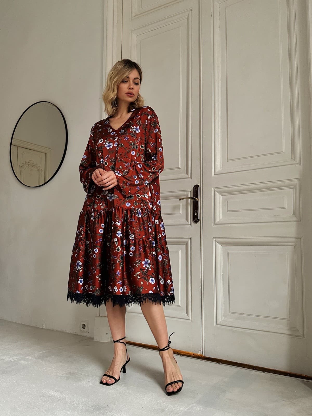 платье а-силуэта с кружевом