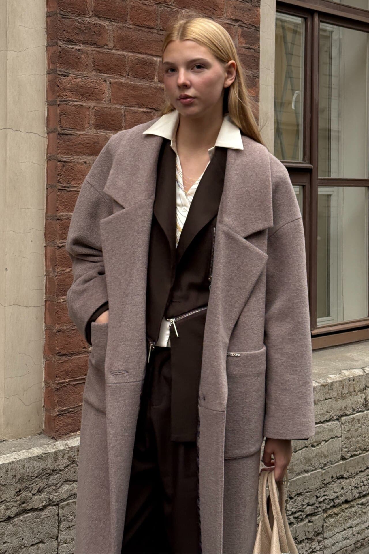 элегантный костюм из блузы и юбки