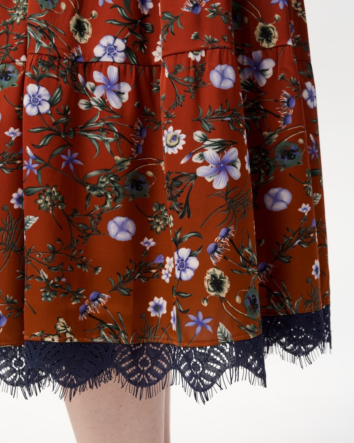 платье а-силуэта с кружевом