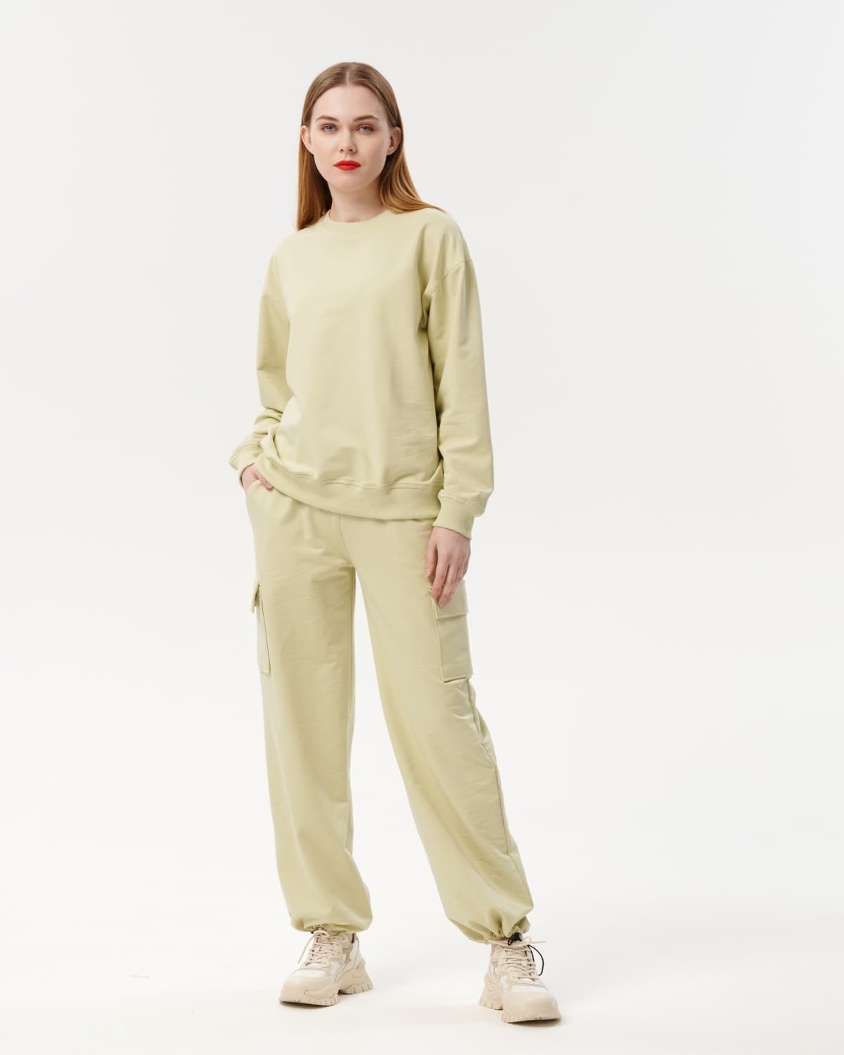 костюм из свитшота и брюк