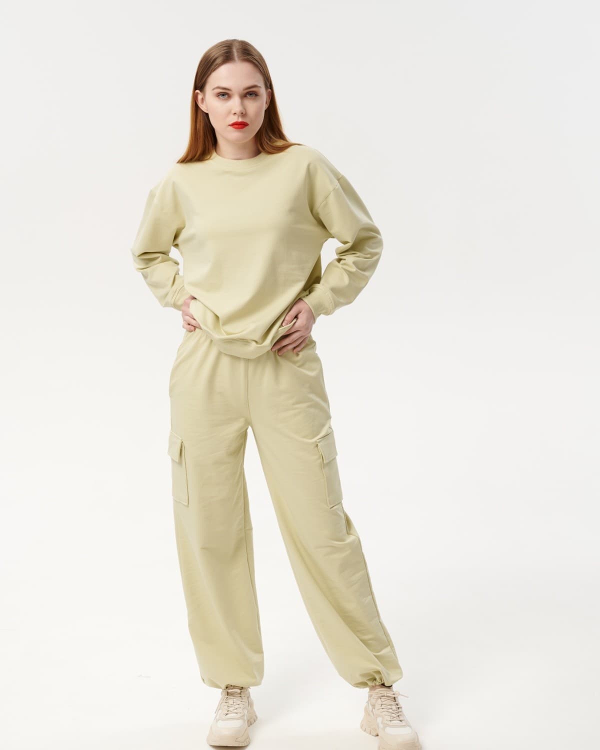 костюм из свитшота и брюк