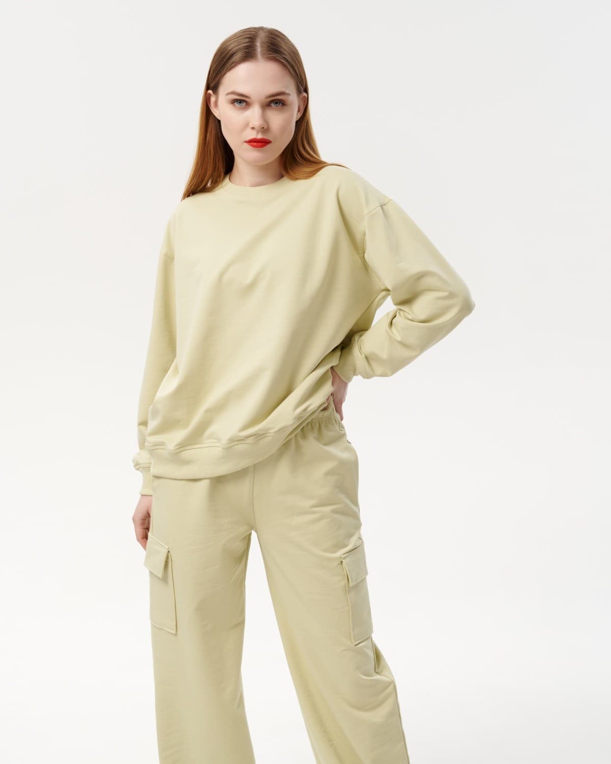 костюм из свитшота и брюк