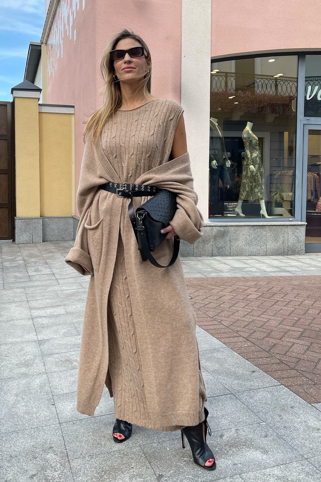 элегантный костюм из блузы и юбки