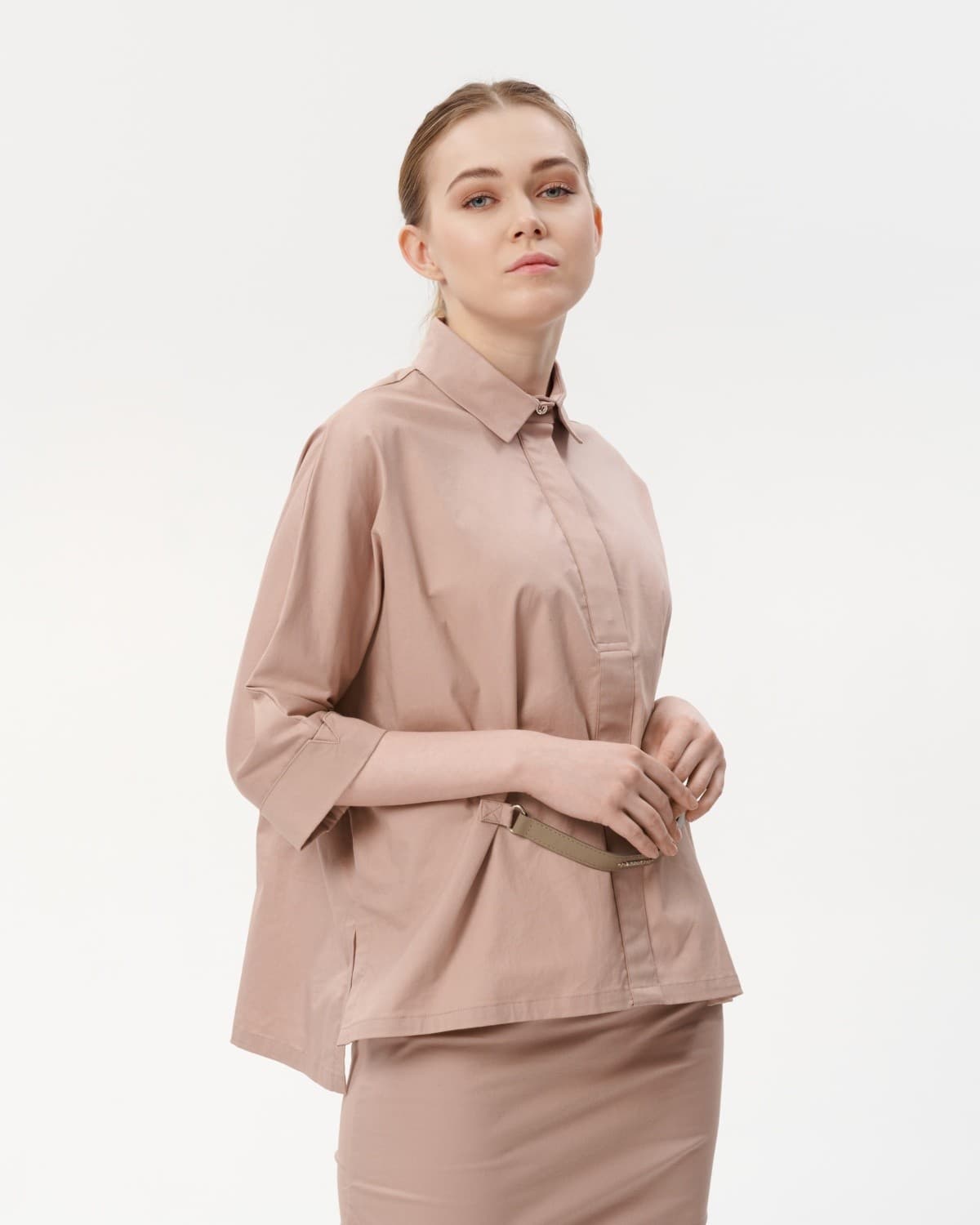 элегантный костюм из блузы и юбки