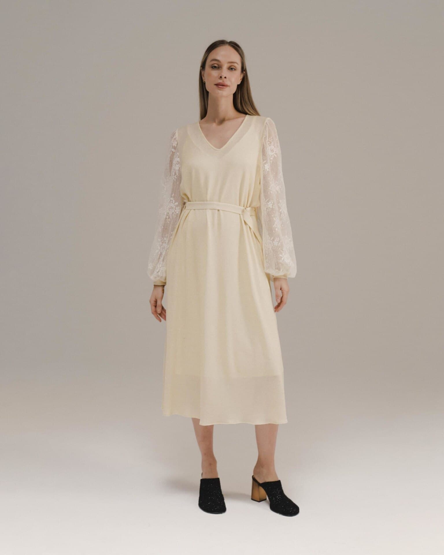 платье с кружевными рукавами