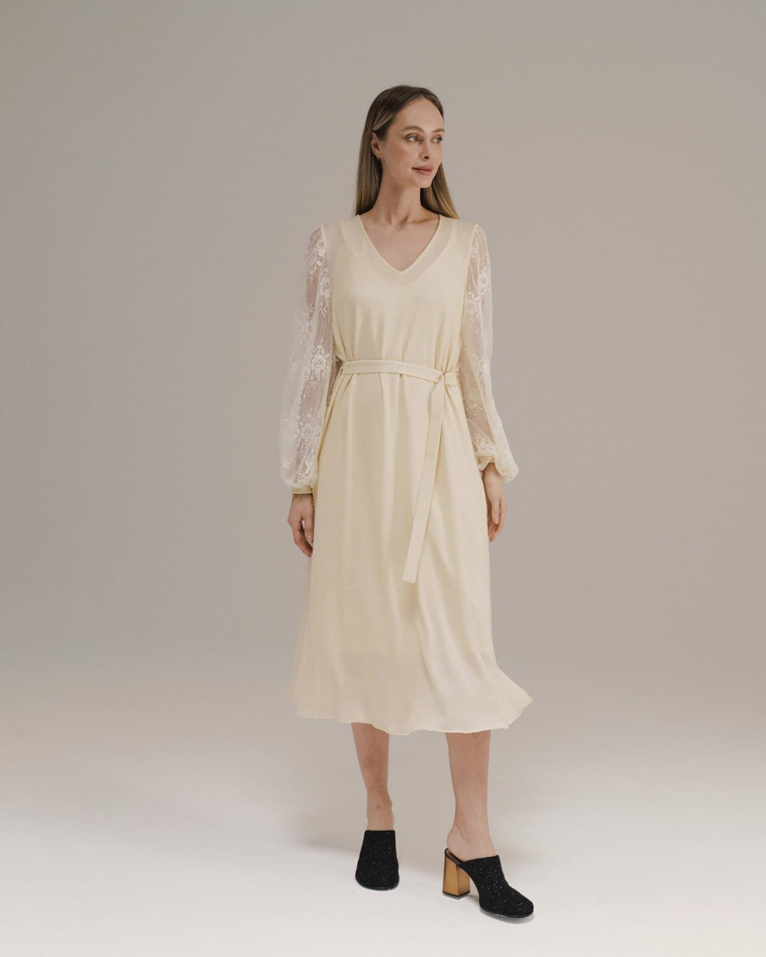 платье с кружевными рукавами