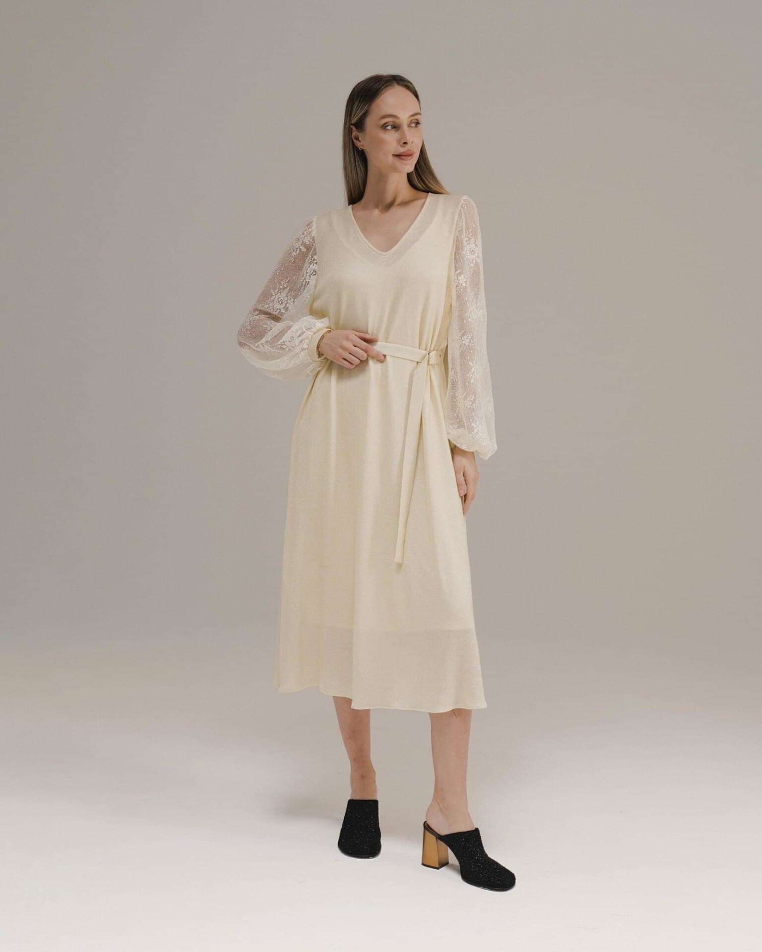 платье с кружевными рукавами