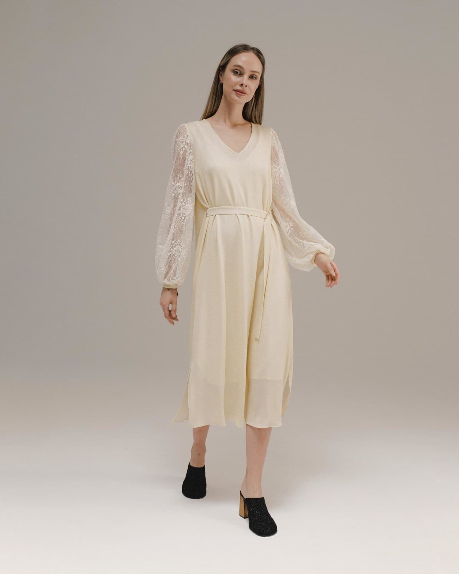 платье с кружевными рукавами