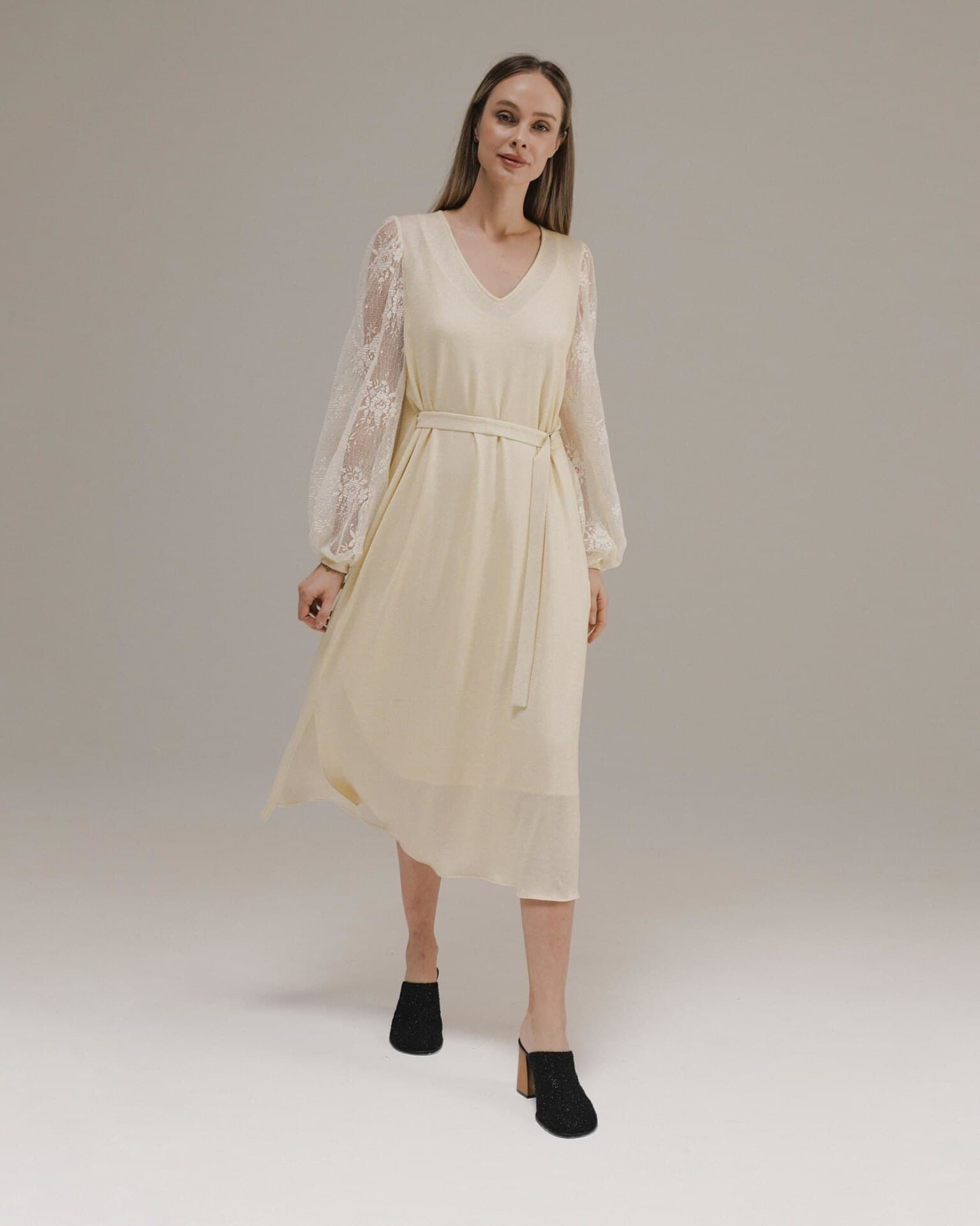 платье с кружевными рукавами