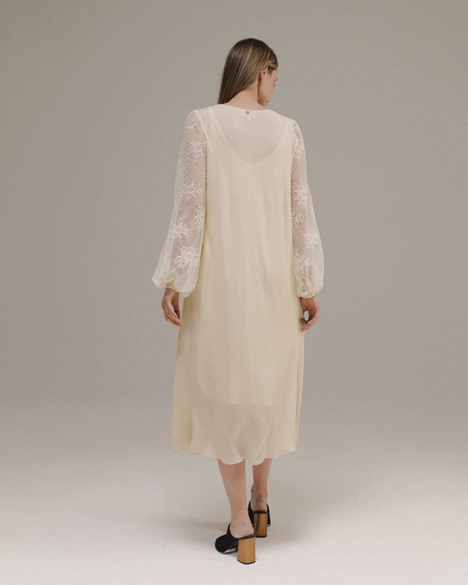 платье с кружевными рукавами