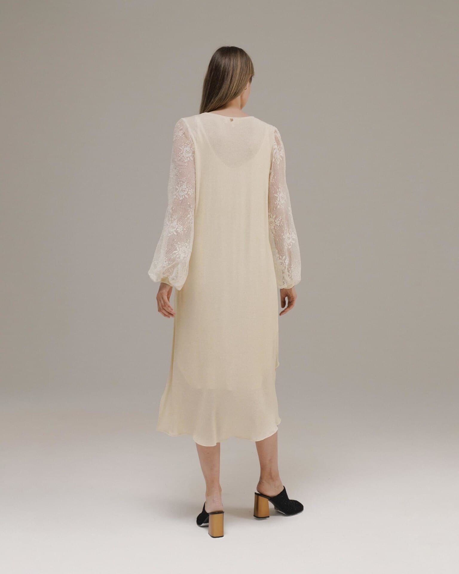 платье с кружевными рукавами