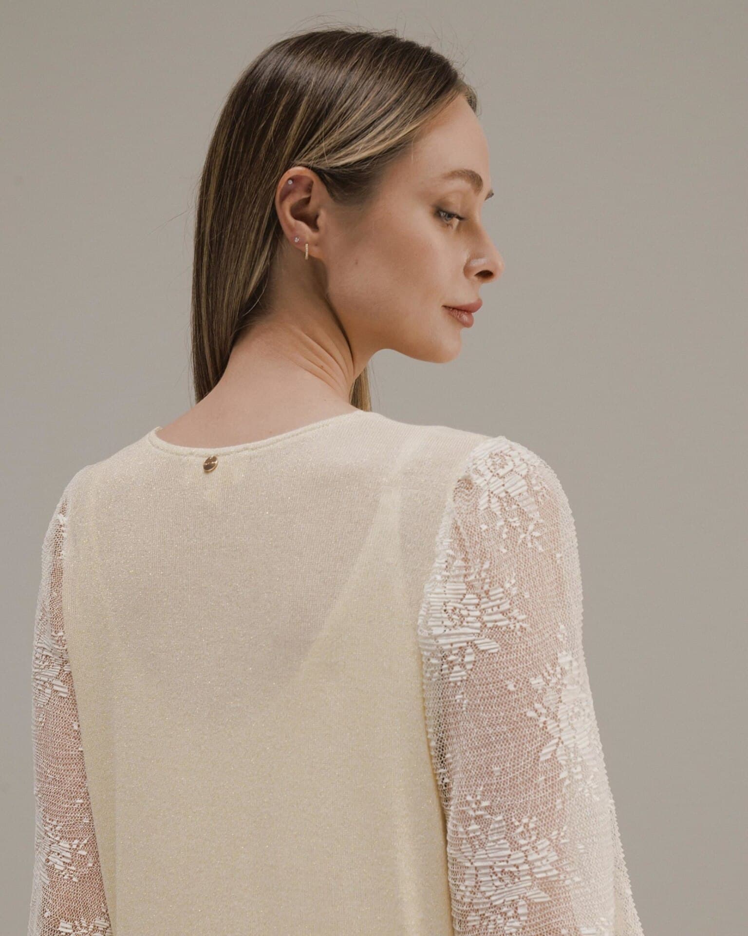 платье с кружевными рукавами