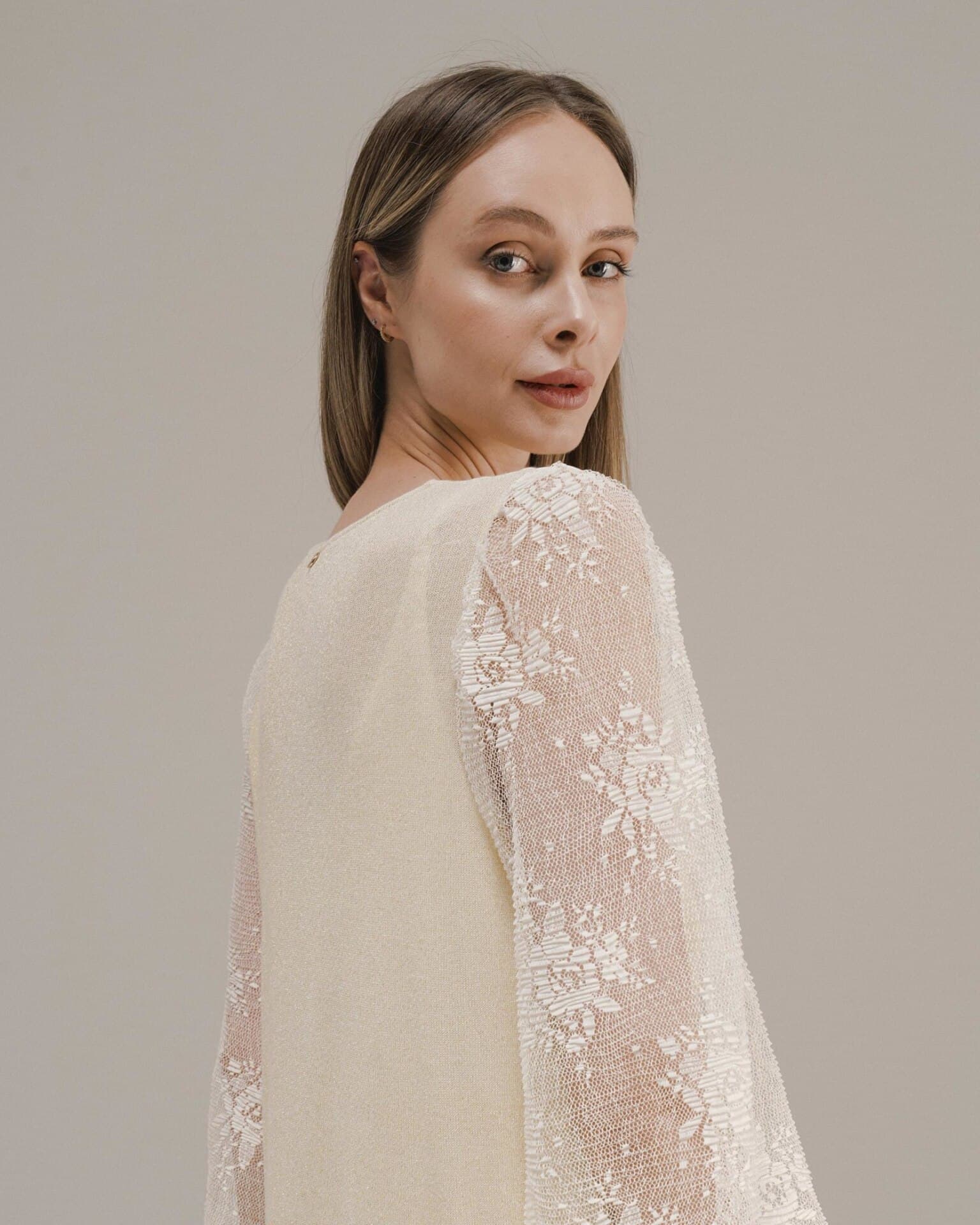 платье с кружевными рукавами