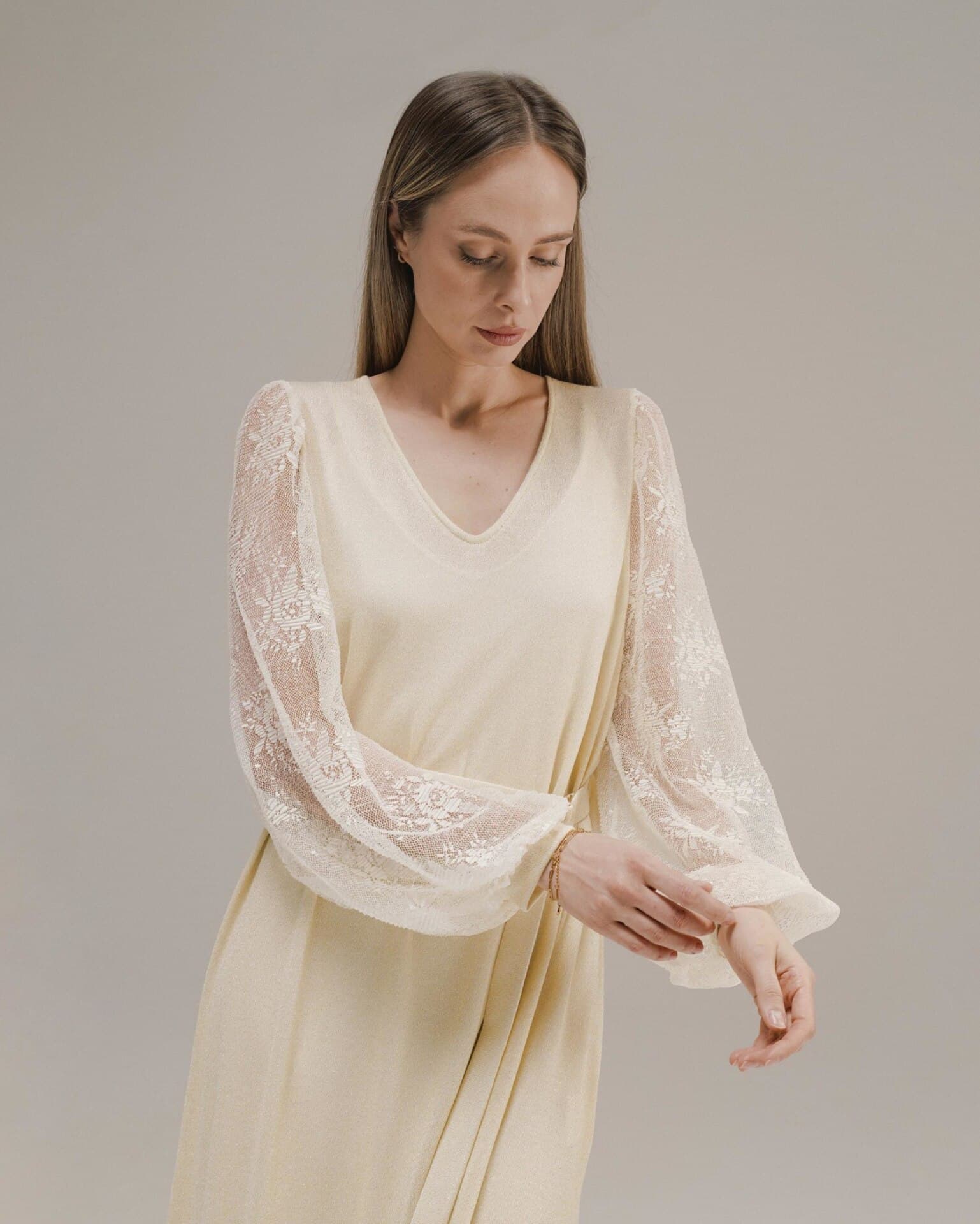 платье с кружевными рукавами