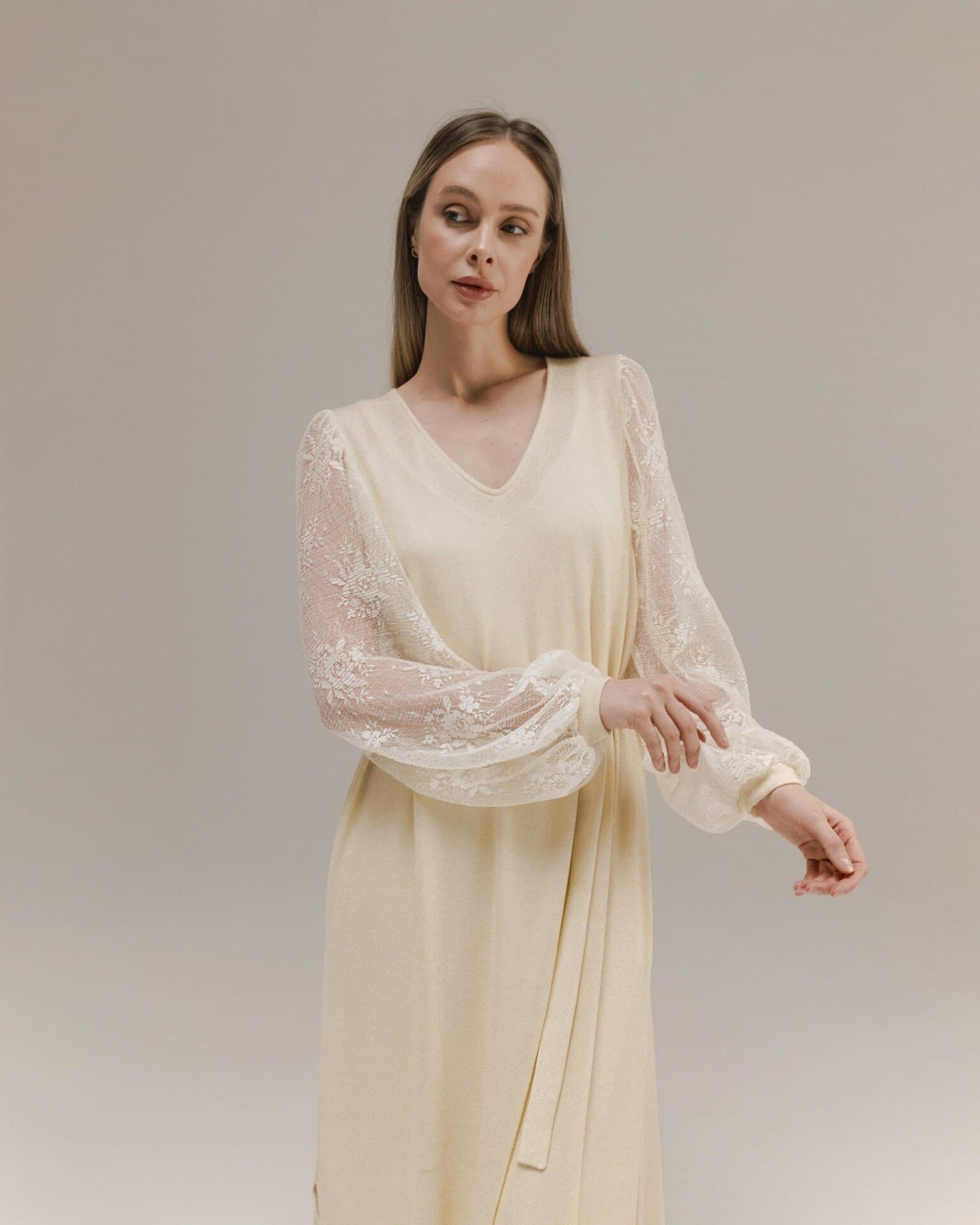 платье с кружевными рукавами