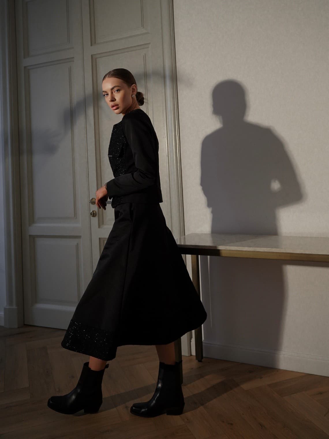 костюм с юбкой миди