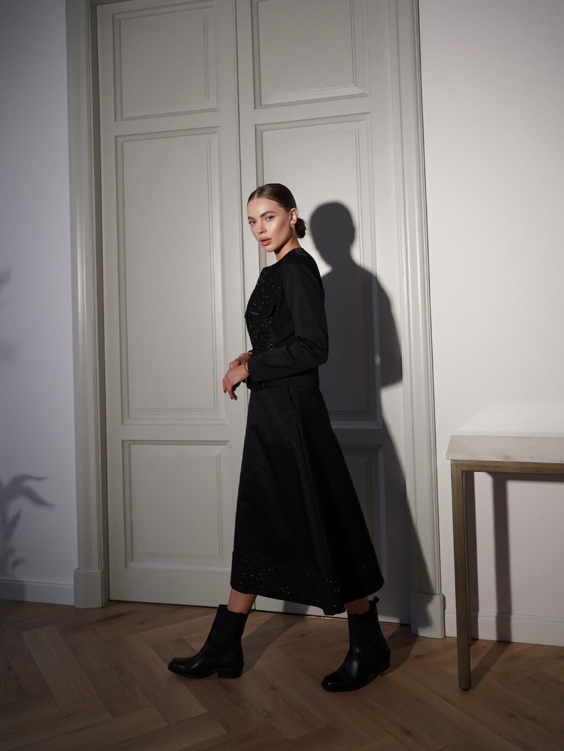 костюм с юбкой миди