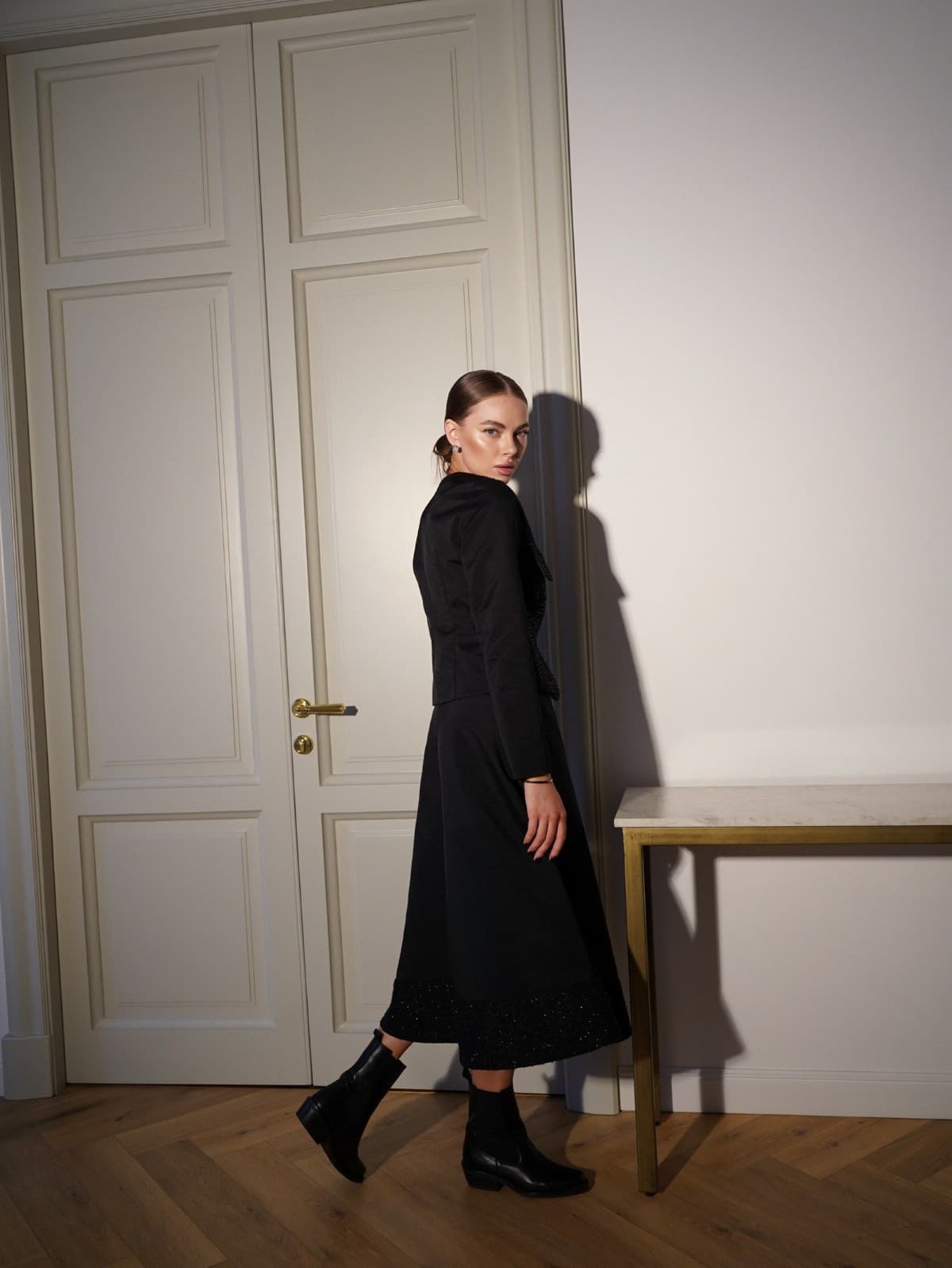 костюм с юбкой миди