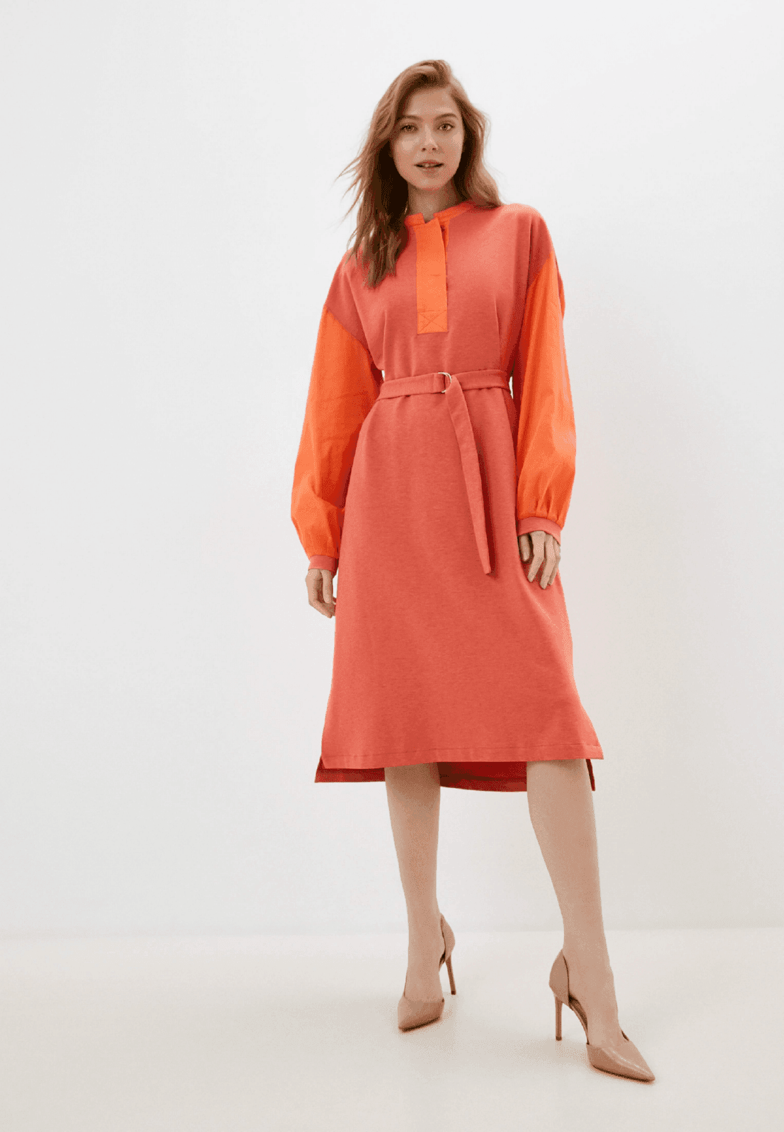 яркое платье с акцентными рукавами