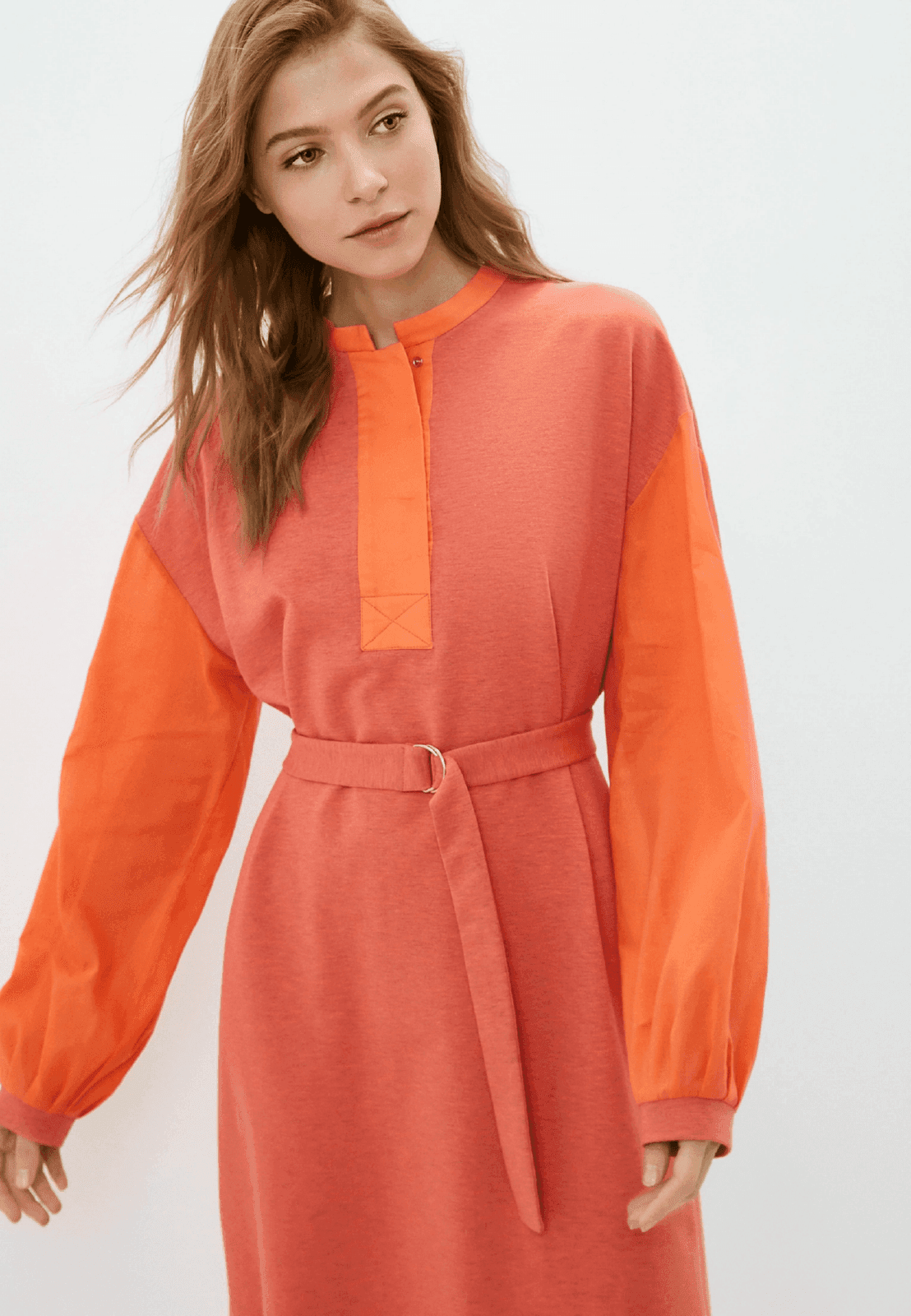 яркое платье с акцентными рукавами