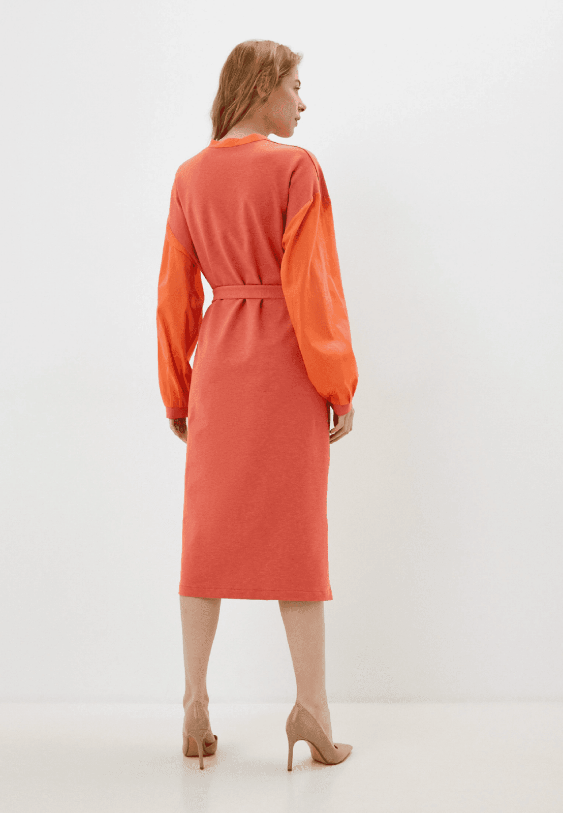 яркое платье с акцентными рукавами