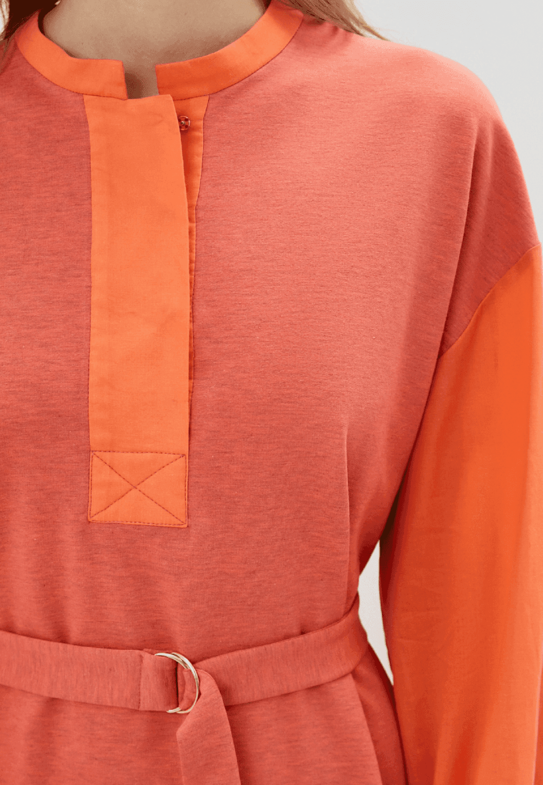 яркое платье с акцентными рукавами