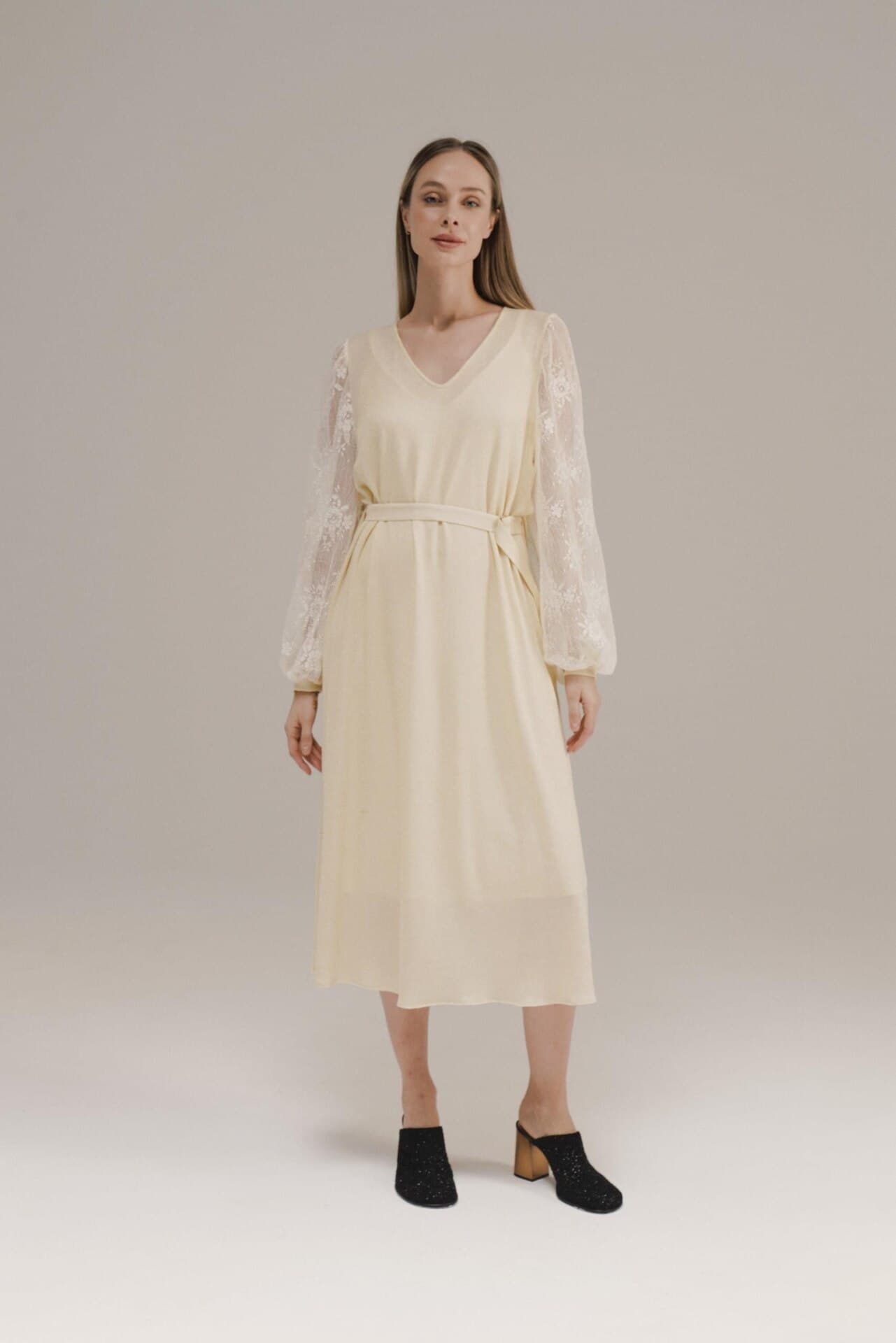 платье с кружевными рукавами