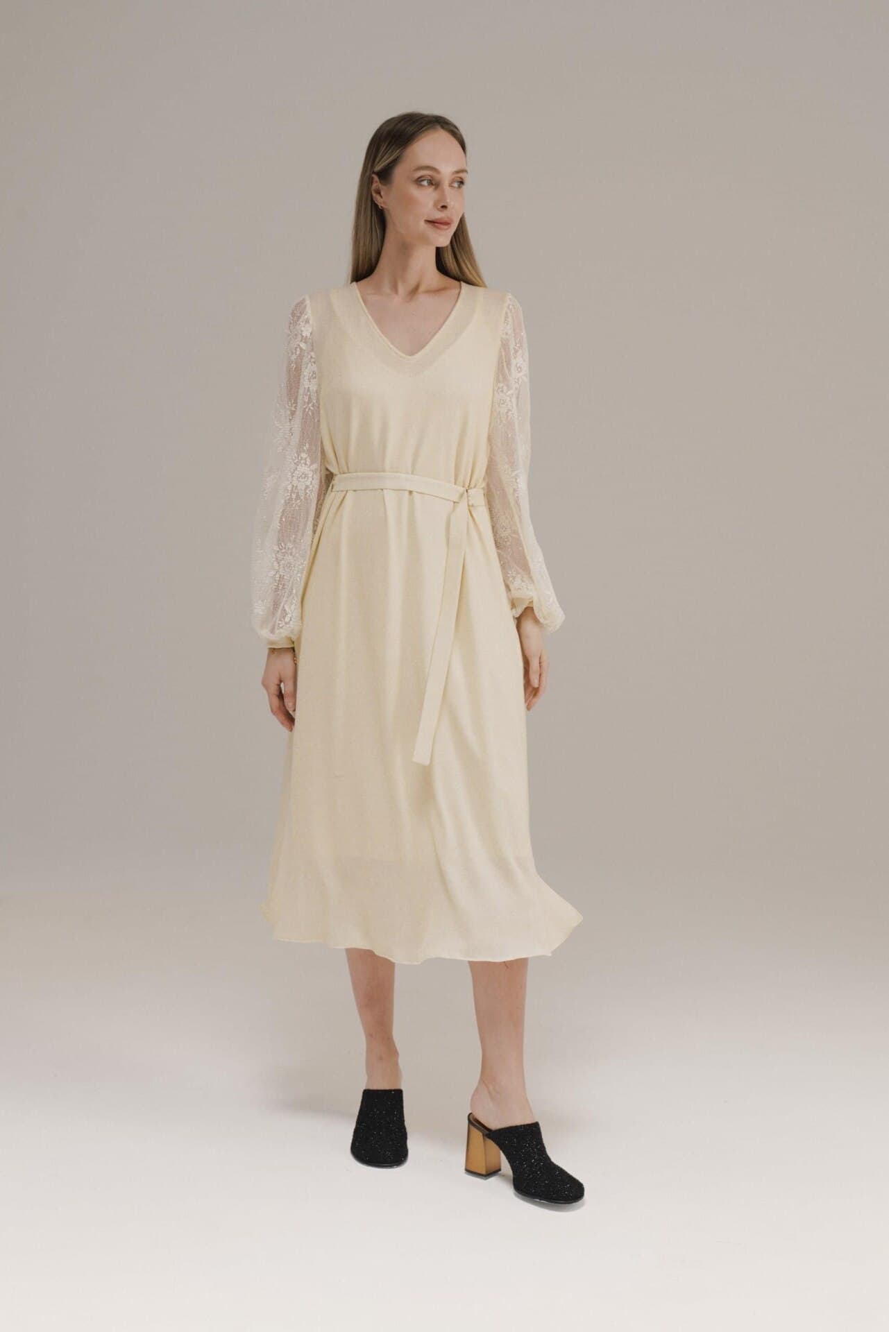 платье с кружевными рукавами