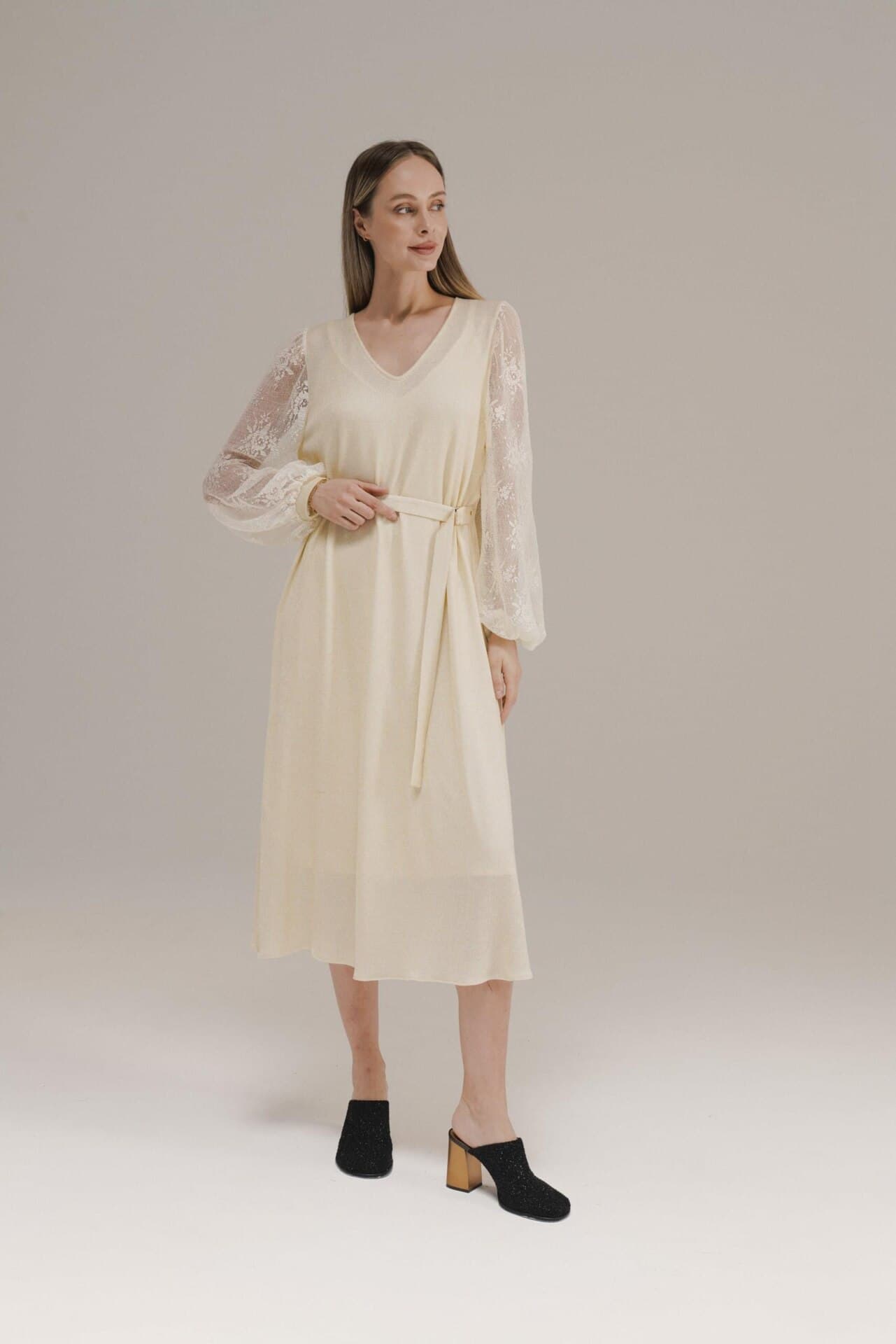 платье с кружевными рукавами