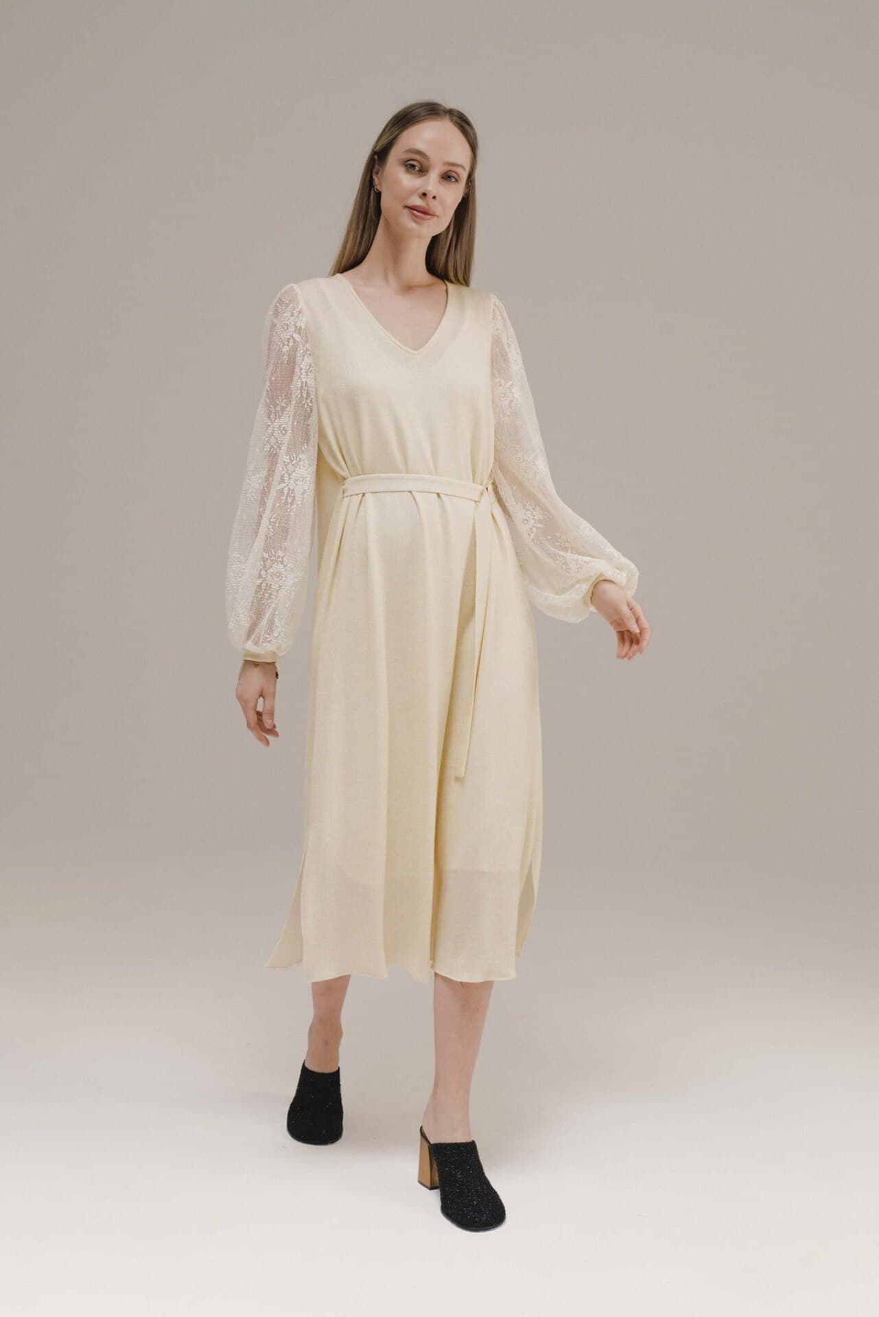 платье с кружевными рукавами