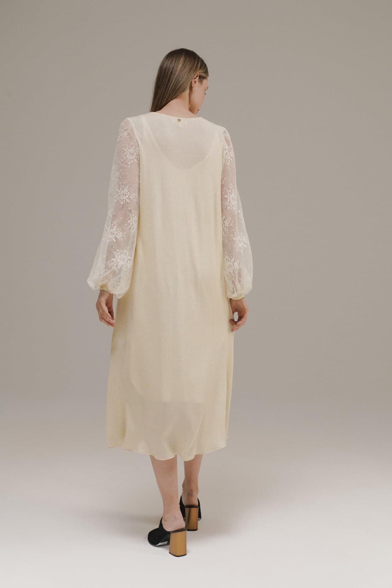 платье с кружевными рукавами