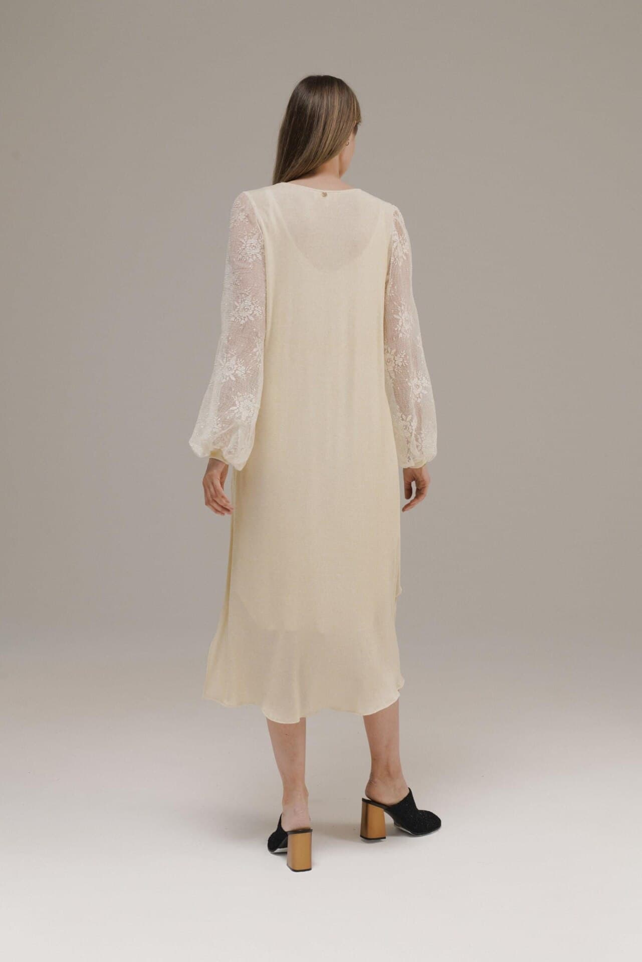 платье с кружевными рукавами