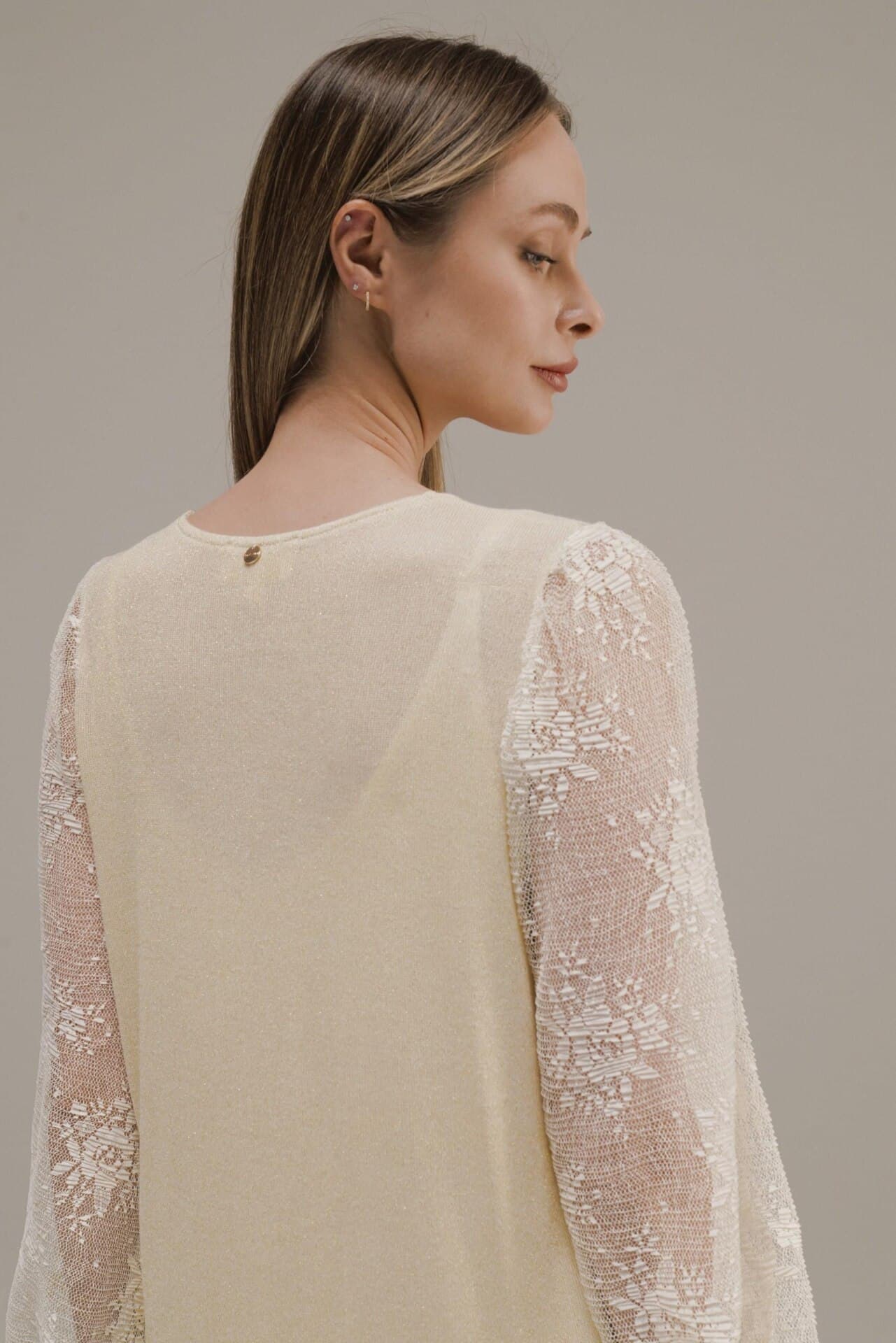 платье с кружевными рукавами