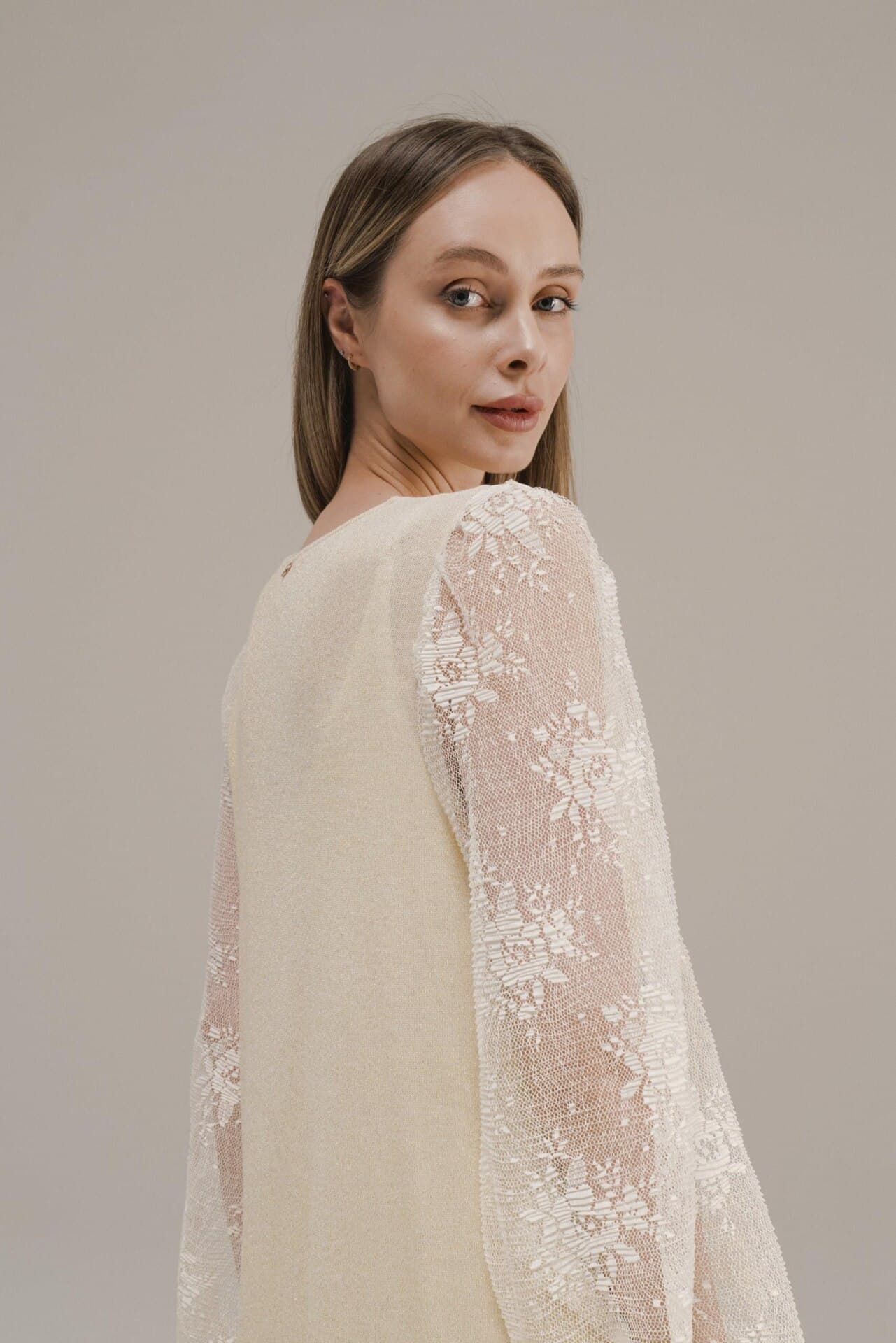 платье с кружевными рукавами