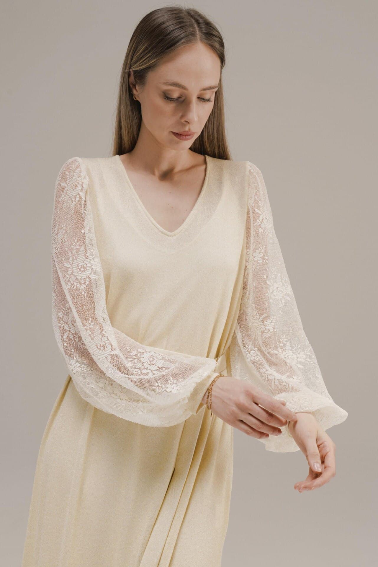 платье с кружевными рукавами