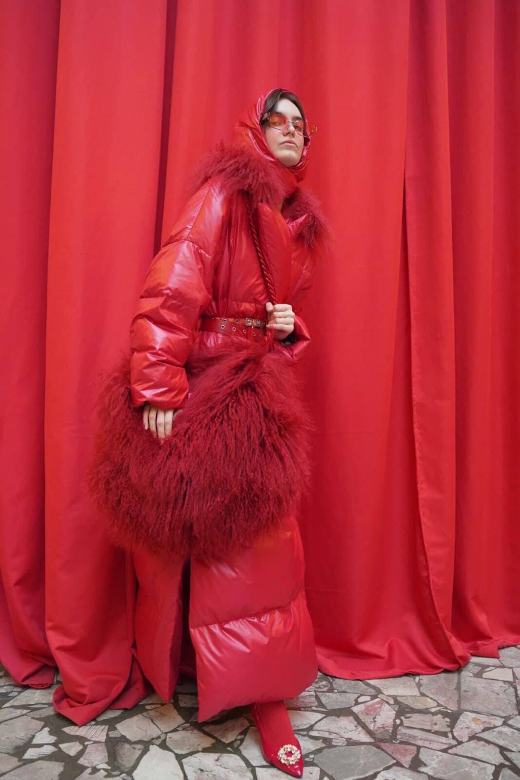 Пуховое пальто прямого силуэта миди