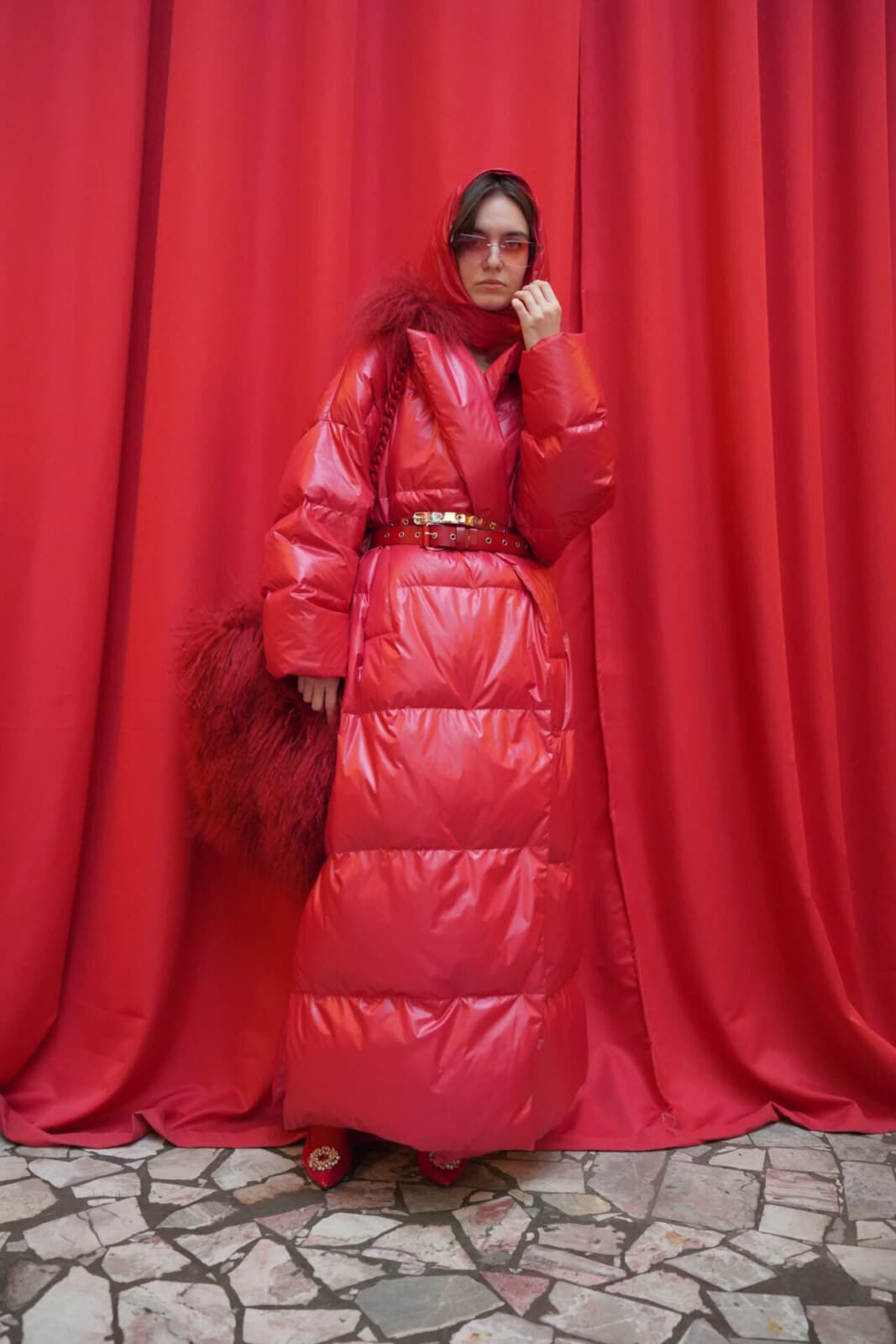 Пуховое пальто прямого силуэта миди