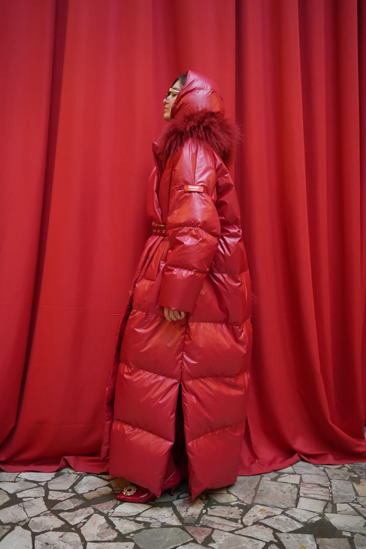 Пуховое пальто прямого силуэта миди