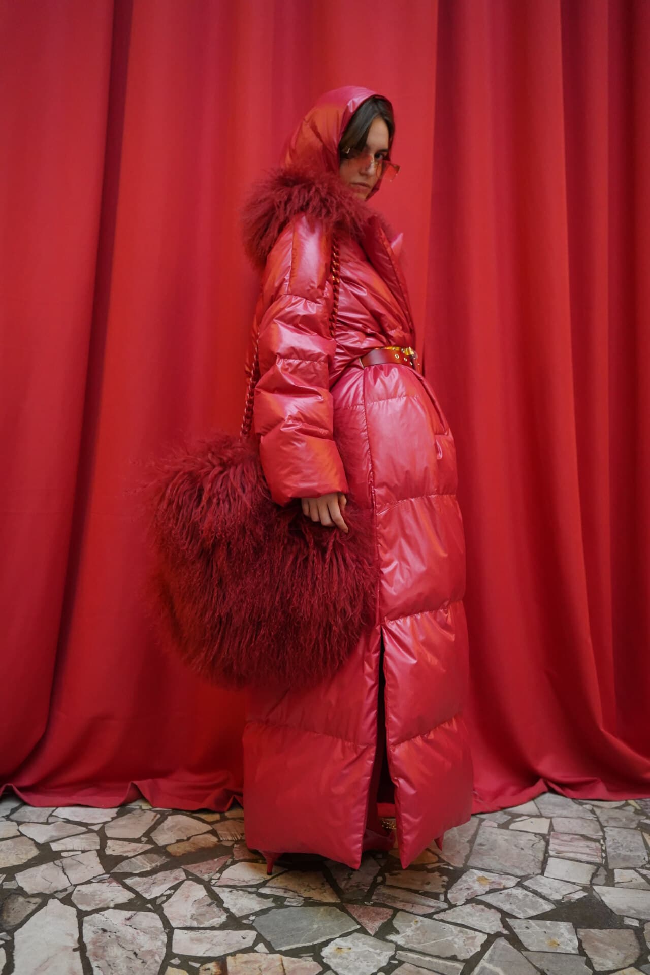 Пуховое пальто прямого силуэта миди