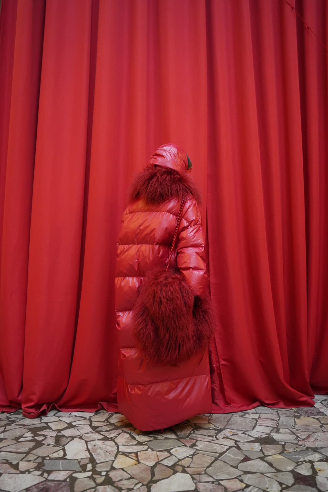 Пуховое пальто прямого силуэта миди