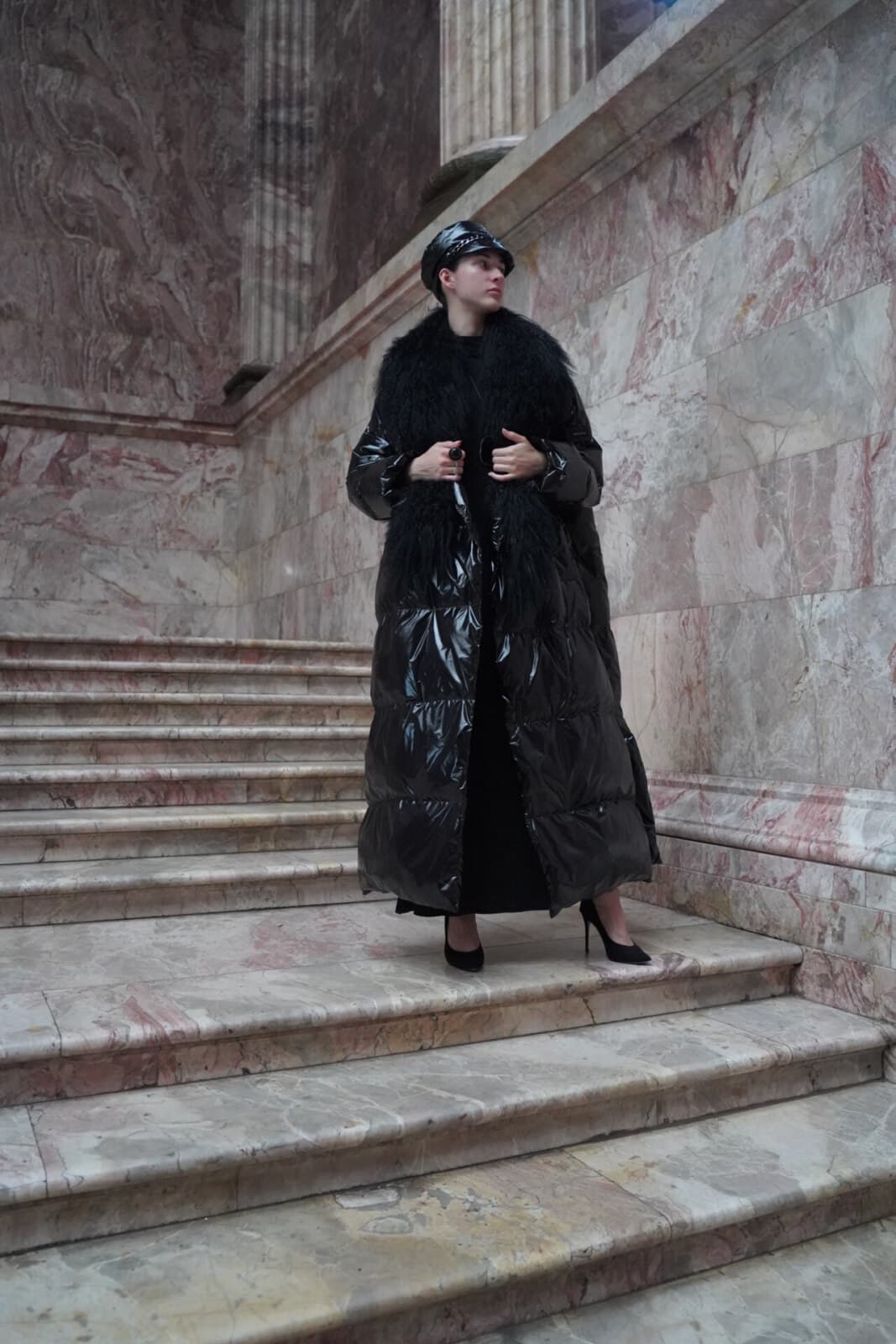 Пуховое пальто прямого силуэта миди