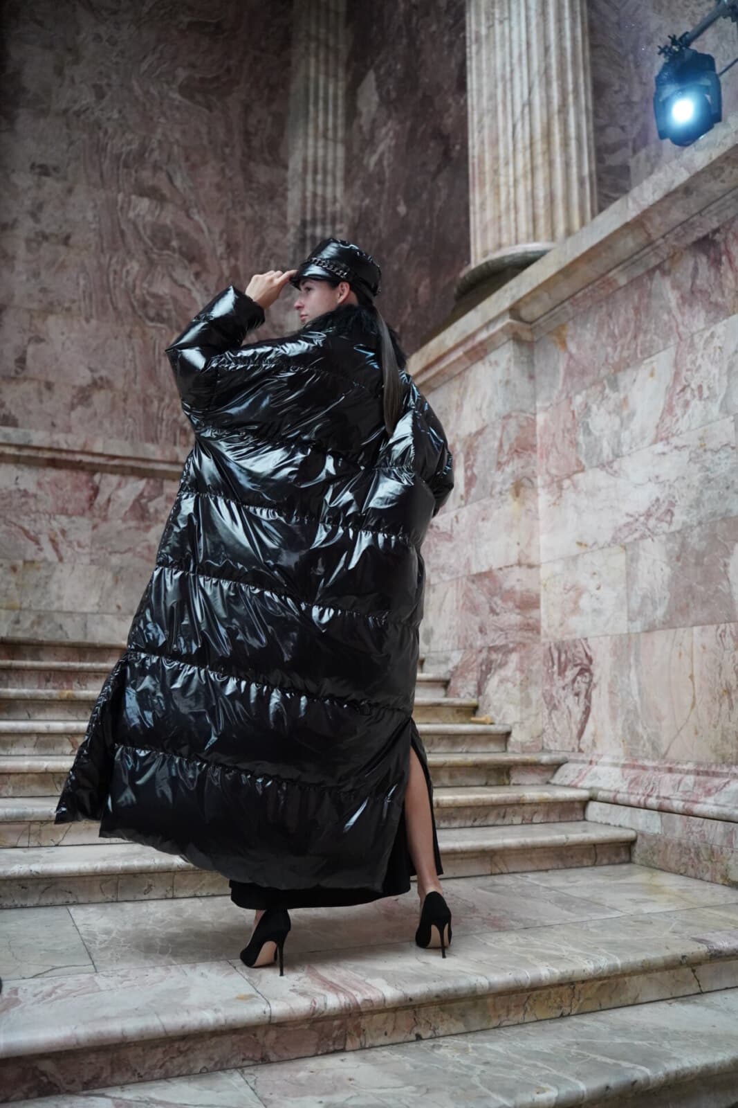 Пуховое пальто прямого силуэта миди