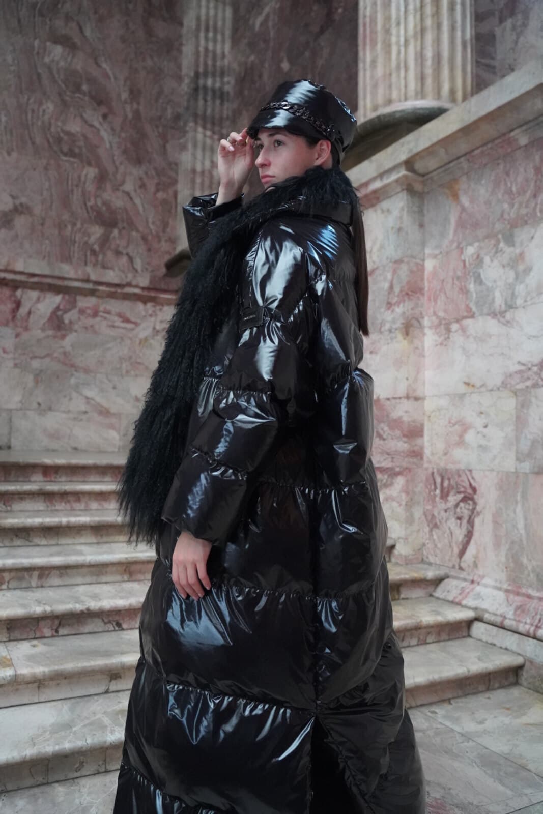 Пуховое пальто прямого силуэта миди