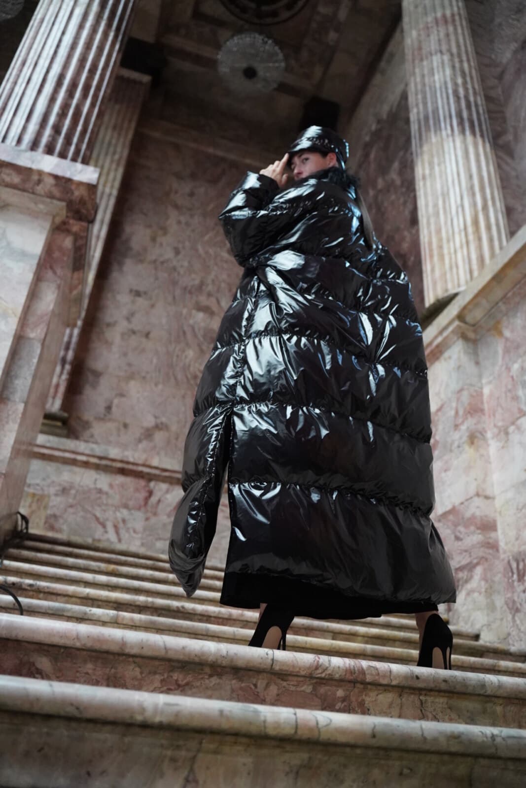 Пуховое пальто прямого силуэта миди